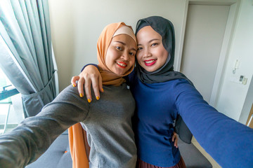 Obraz premium muslim girl wearing hijab smiling and having fun