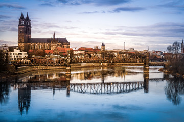 Fototapeta na wymiar Der Dom zu Magdeburg spiegelt sich in der Elbe