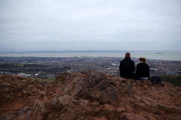 jeunes gens regardant la vue sur la ville d'Édimbourg