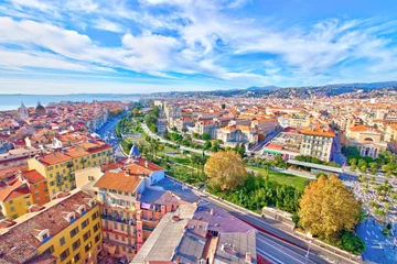 Fototapete Nice Farbenfroher Panoramablick aus der Luft über die Altstadt von Nizza, Frankreich, mit dem berühmten Massena-Platz und der Promenade du Paillon, vom Dach des Turms Saint Francis