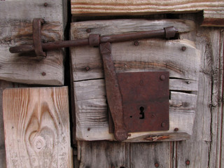 cerrojo puerta madera antigua de pueblo arte rural