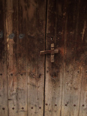 puerta madera antigua de pueblo arte rural