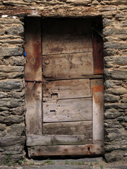 puerta madera antigua de pueblo arte rural