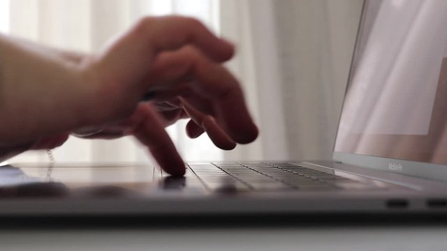 trabalhando no computador
