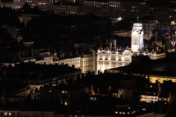 Fototapeta premium Hôtel de ville de Lyon la nuit vu depuis la colline de Fourvière - Ville de Lyon - Département du Rhône - France