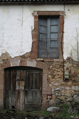 puerta madera antigüa de pueblo arte rural 