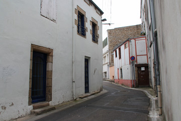Fototapeta na wymiar street and houses in douarnenez in brittany (france)