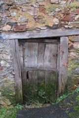 puerta madera antigüa de pueblo arte rural 