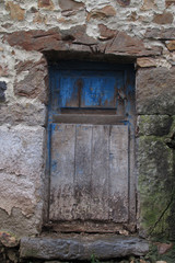 puerta madera antigüa de pueblo arte rural 
