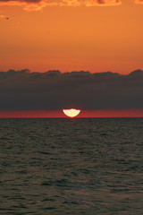 El sol se oculta en atardecer 