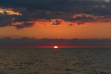 El sol se oculta al atardecer en la playa