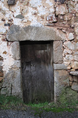 Fototapeta na wymiar puerta madera antigüa de pueblo arte rural 