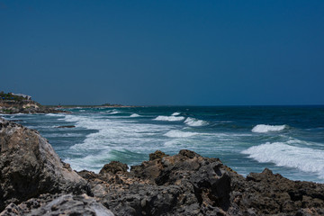Fototapeta na wymiar Mar del caribe con rocas en la playa