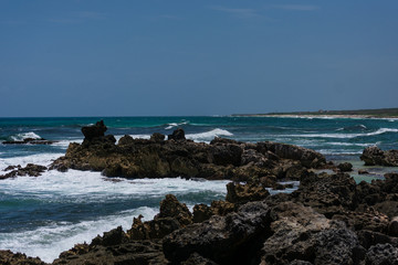 Fototapeta na wymiar Playa con piedras del mar caribe