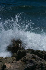 Agua chocando contra rocas del mar caribe 