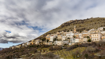 Fototapeta na wymiar View of a village perched in the Abruzzo mountains