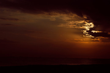 Atardecer sobre el mar