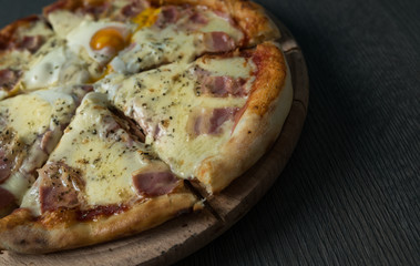 Pizza with prosciutto and cheese.