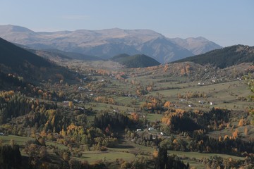 Obraz premium Colorful autumn landscape in the mountain village. 