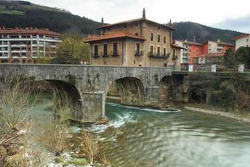 Fototapeta na wymiar Puente y río en Azpeitia