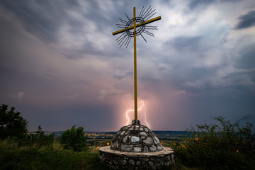 krzyż, burza, noc © Tomasz