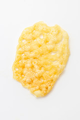 Gebackener knuspriger Käse Scheibe Chip isoliert