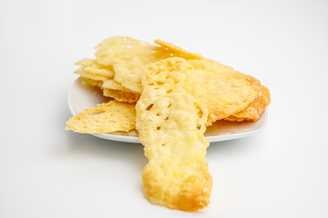 Gebackener knuspriger Käse Scheibe Chip isoliert auf Teller