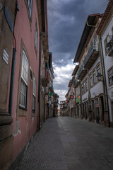 Bonita rua portuguesa ao entardecer com núvens