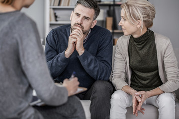 Wife and husband during marriage therapy with counselor - obrazy, fototapety, plakaty