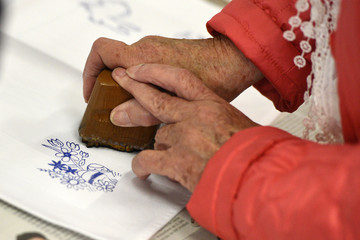 Blaudruck - ein altes Färbeverfahren für Gewebe aus Leinen- oder Baumwolle - Blue printing - an...