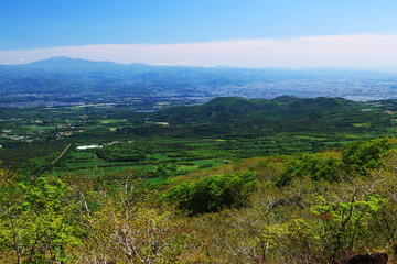 Obraz premium 春 岩手山登山道からの風景 霊峰早池峰 遠景
