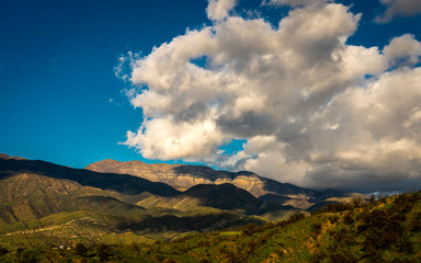 Obraz premium MARCH 7, 2019, MALIBU, LA, CA, USA - Mountainous landscape of Ojai with greenfields and sunset clouds