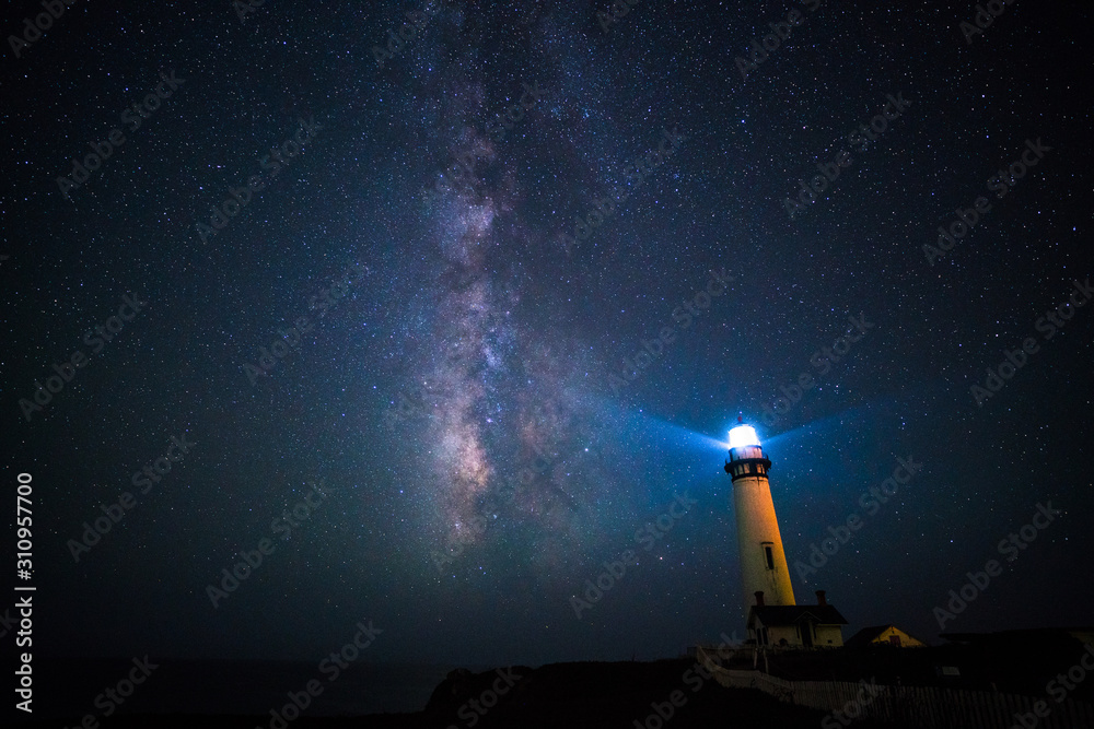 Wall mural Milky way over the Pigeon point lighthouse, California