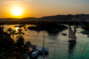 Fototapeta premium Sailing on the Nile at Catarct, Aswan, Egypt