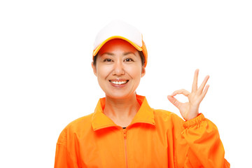 オレンジ色の服を着た女性
