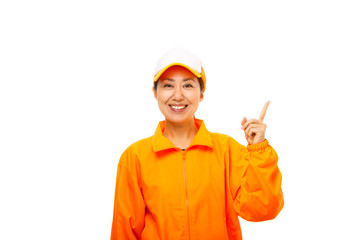 オレンジ色の服を着た女性