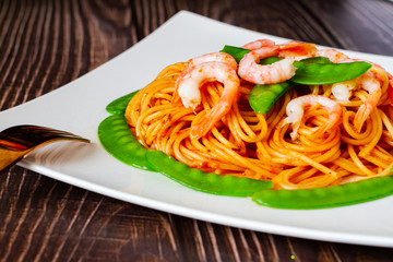 Stir fry noodle with shrimp and snow pea