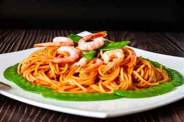 Stir fry noodle with shrimp and snow pea