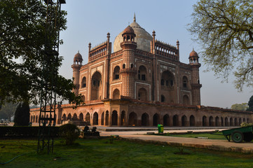 Obraz premium A mesmerizing view of safdarjung tomb memorial and dustbin from the side of lawn at winter morning.