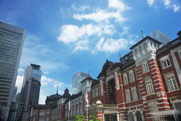 Fototapeta premium 東京駅から見上げる青空