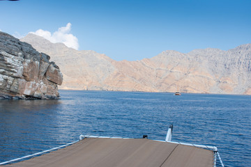 Obraz premium View from Dhow Boat to spectacular rocky mountains of northern Oman in Musandam in the fjords.