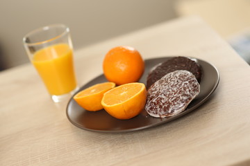 Jus d'orange et petit déjeuner