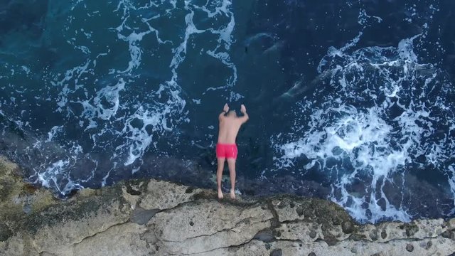 hombre saltando al mar en una playa de mallorca conceto de vacaciones y verano