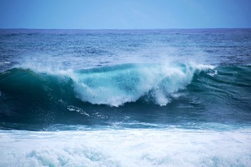Fototapeta premium Burzowa morska otchłań słonego stawu i kąpieliska