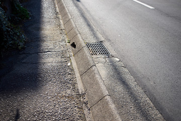 歩道・境目・側溝・車道・日本