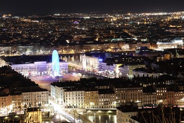 La place Bellecour et la grande roue à Lyon la nuit vues depuis la colline de Fourvière - Ville de Lyon - Département du Rhône - France