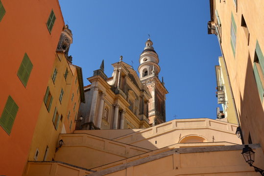 France, côte d'azur, Menton, la rampe d'escalieers pour accéder à la Basilique Saint Michel d'Archange classée au tires des monuments historiques et d'architecture baroque. - Powered by Adobe