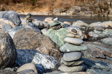 Fototapeta na wymiar 重ねた石をクローズアップした川原の風景