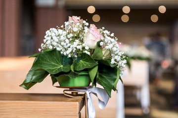 Blumenschmuck in der Kirche bei einer Hochzeit