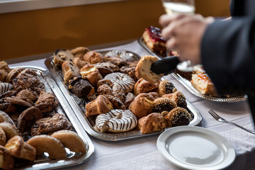 Platte mit Auswahl an Kuchen und Donuts